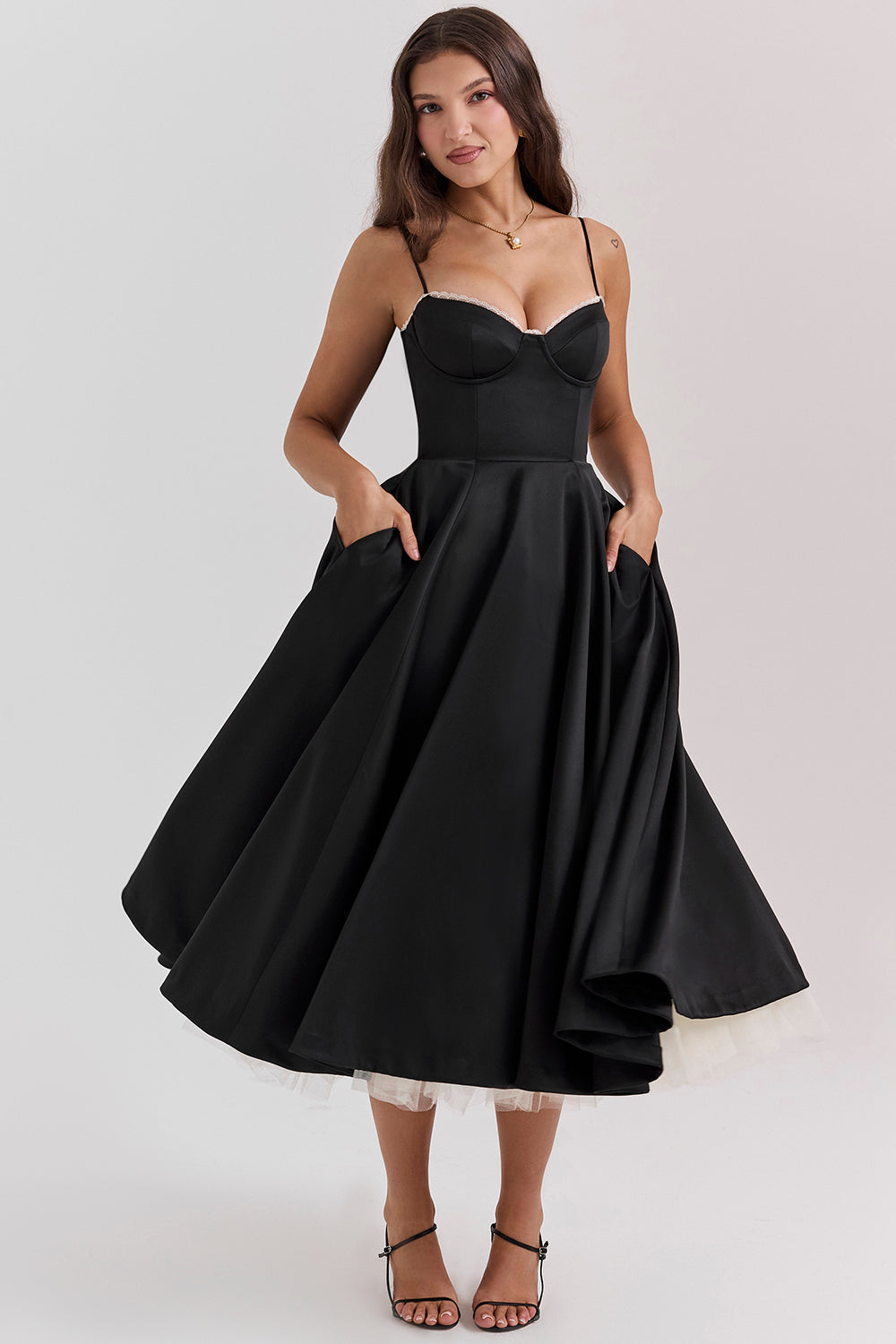 Kveldskjole med bøyler | Sateng | Elegant og feminin