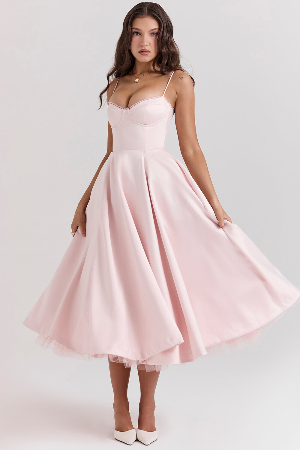 Kveldskjole med bøyler | Sateng | Elegant og feminin