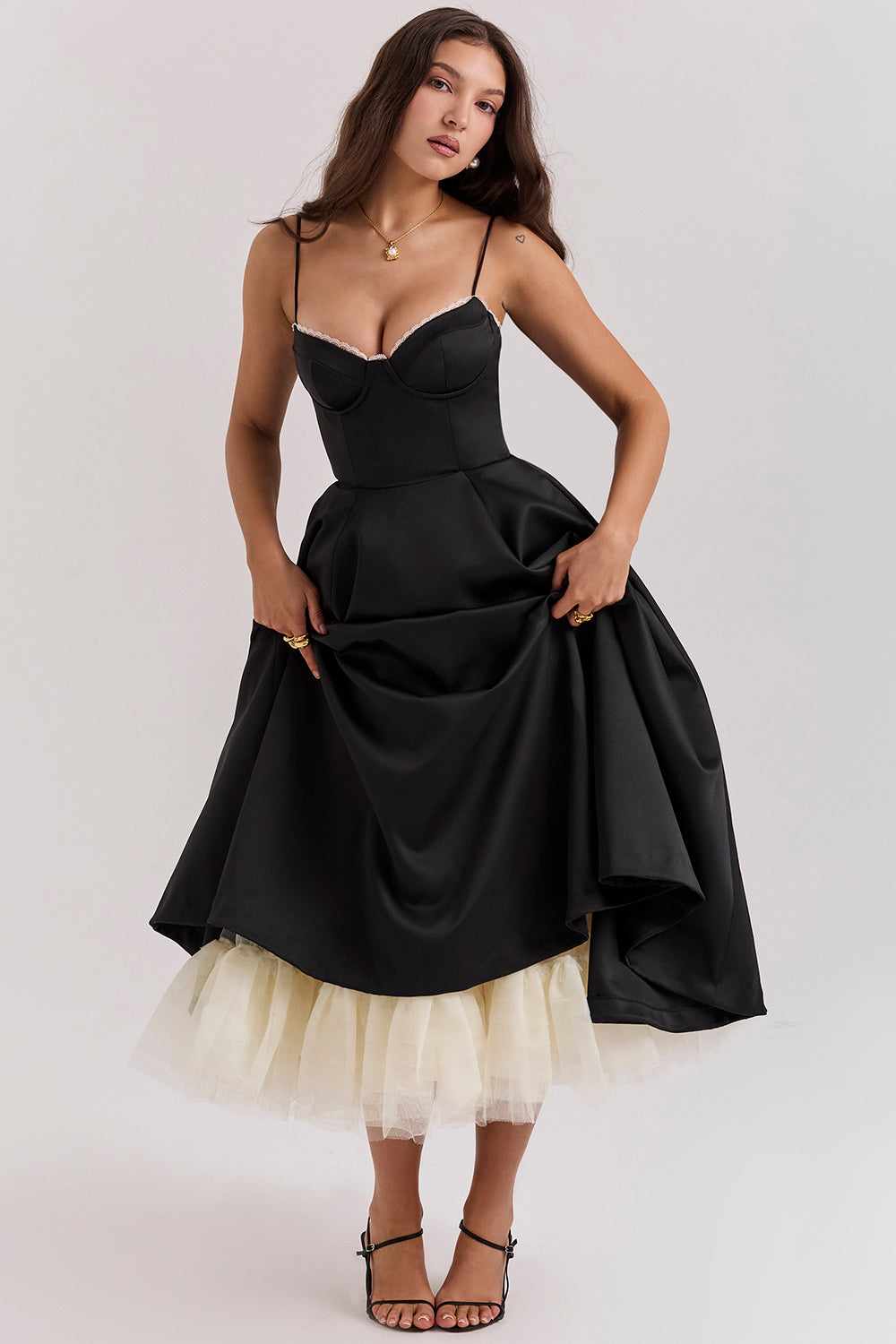 Kveldskjole med bøyler | Sateng | Elegant og feminin